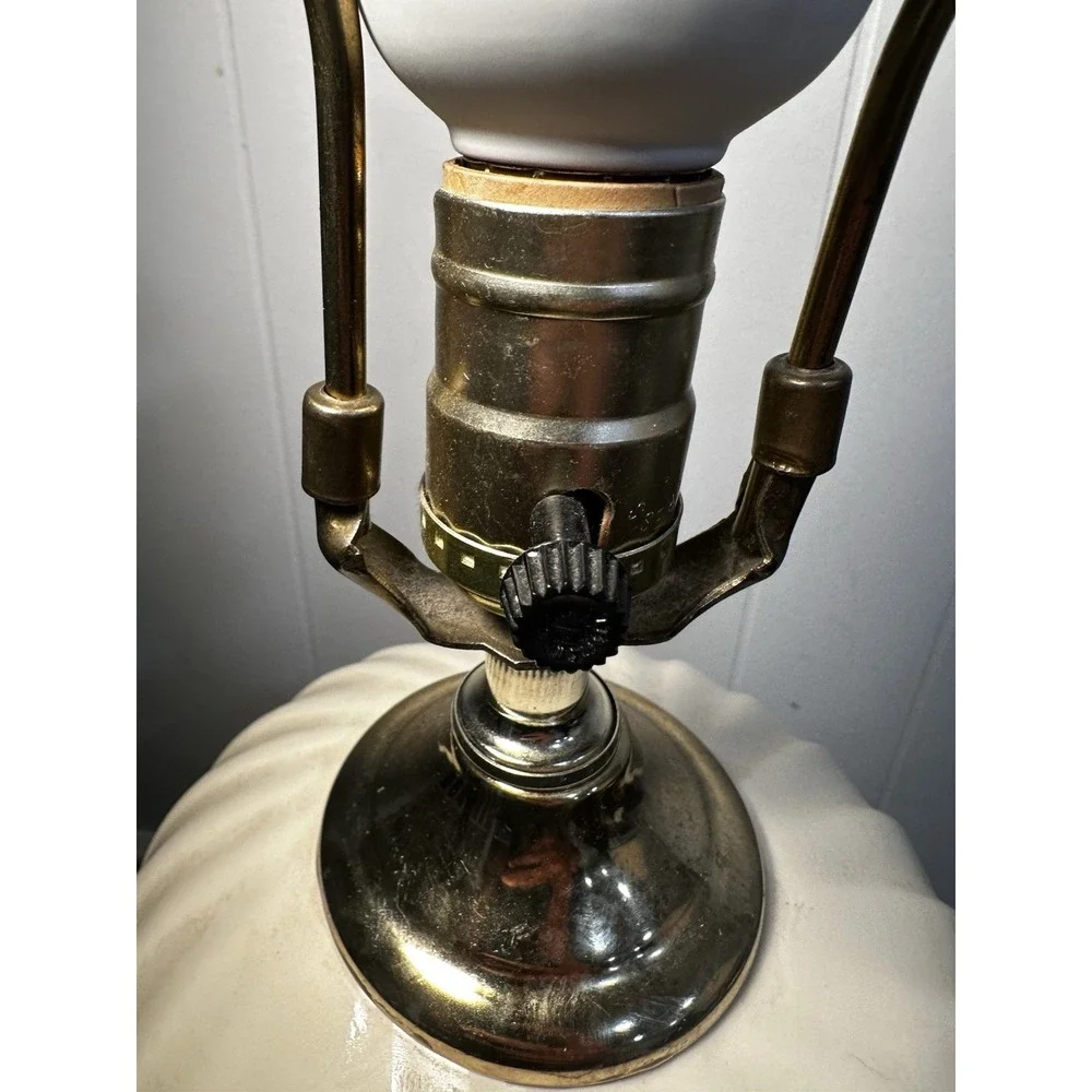 VTG‎ Ribbed Ceramic Table Lamp 28in Ivory White Brass Tone Dimmer Harp
